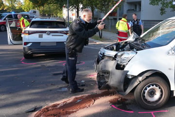 Unfall in Striesen: Kleintransporter und E-Auto kollidieren an Kreuzung