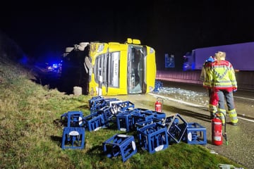 Unfall A1: A1 Richtung Köln gesperrt: Lkw nach Reifenplatzer umgekippt