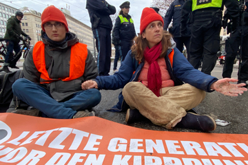 München: "Letzte Generation"-Klimaaktivisten kleben sich in München fest!