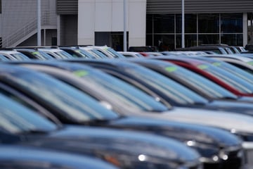 Entsetzen im Autohaus: Zwei Männer zerkratzen 17 Fahrzeuge