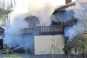 Brand in Haus, Feuerwehr im Großeinsatz: Drei Menschen in Klinik gebracht