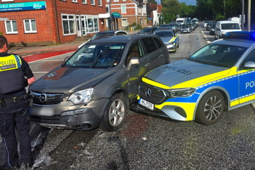 Crash bei der Einsatzfahrt: Streifenwagen kracht in Opel