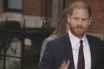 Prinz Harry zeigt sich emotional vor Gericht und erinnert an die ständige Verfolgung durch Paparazzi