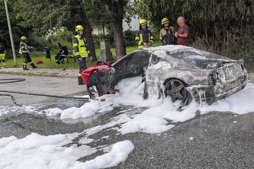 Seltener F355 abgefackelt: Oldtimer-Ferrari fängt während der Fahrt Feuer