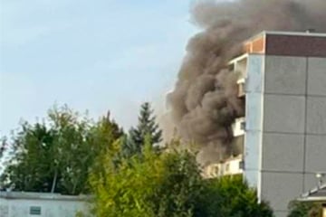 Feuerteufel in Plattenbau unterwegs? Einsatzkräfte rücken zweimal in wenigen Stunden an