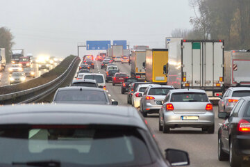 Unfall A59: Auto kracht auf A59 in Leitplanke: Stau macht Pendlern zu schaffen