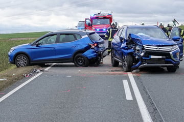 Frau verletzt! Losgerissener Anhänger sorgt für Crash