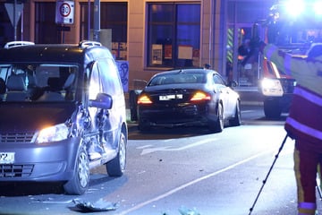 Unfallflucht in Dresden: Mercedes-Fahrer rast in Caddy und türmt mit Badeschuhen