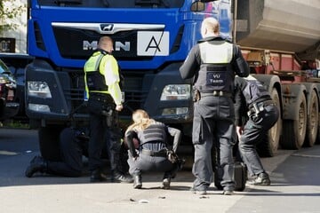 Mehrere Meter mitgeschleift: Frau stirbt nach Kollision mit Lkw, Ehemann muss alles mit ansehen