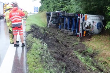 Unfall A8: Folgenschwerer Unfall in Bayern: Lastwagen landet im Graben der A8