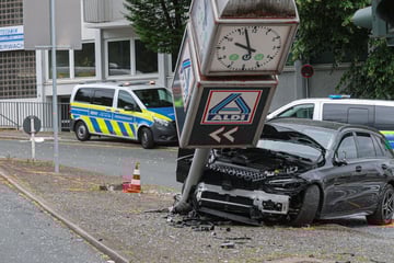 Medizinischer Notfall am Steuer? Fahrer stirbt nach Werbetafel-Crash