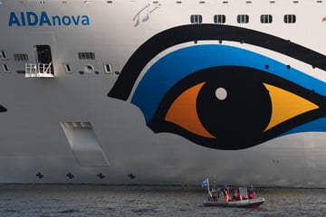 AIDAnova rettet vier Fischer aus Seenot: Video zeigt brennendes Schiff
