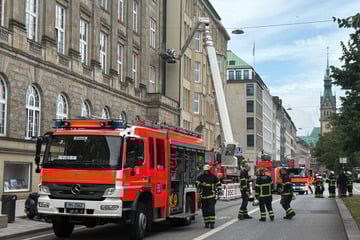 Hamburg: Arbeiter sitzen in mehreren Metern Höhe fest: Feuerwehr muss sie retten