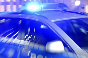 Mann dringt in fremde Wohnung ein: Mieter versteckt sich aus Angst im Bad