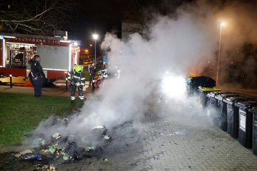 Chemnitz: Feuerwehreinsatz in Chemnitz: Container stehen in Brand