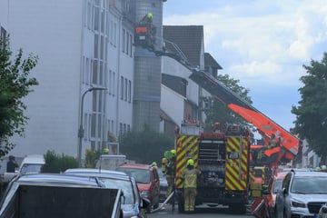 Feuer in Tiefgarage eines Mehrfamilienhauses: Bewohner machen am Fenster auf sich aufmerksam
