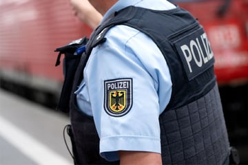 Zug rammt Einkaufswagen: Rund 100 Fahrgäste werden evakuiert