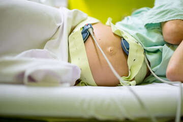 Radler fährt Schwangere an und heizt einfach weiter: Frau muss in Klinik