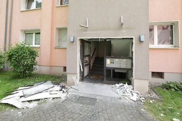 Eingangsbereich stark beschädigt: Explosion an Mehrfamilienhaus sorgt für Aufregung