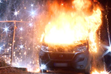 Hamburg: Transporter geht in Flammen auf, doch es kommt noch dicker