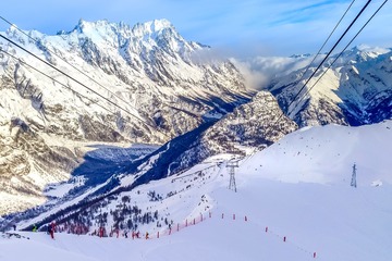 Tragisches Unglück: Lawine löst sich und reißt Skifahrerinnen in den Tod