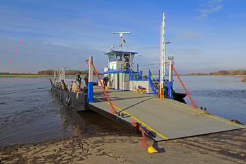 Unglück auf der Elbe: Auto rollt von Fähre ins Wasser