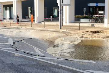 Hamburg: Nach Rohrbrüchen in Hamburg: Alle Haushalte haben wieder Wasser, Straßen weiter gesperrt