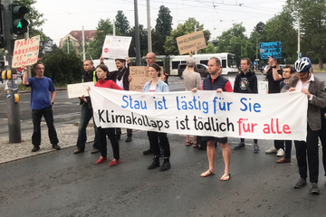 Dresden: Fahrspurwechsel im Minutentakt: Klima-Blockade von "Extinction Rebellion" am Dresdner Albertplatz