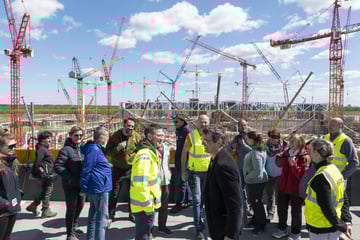 Nachbarn zu Besuch auf Dresdens Mega-Baustelle: Sie wohnen bald neben Europas größter Chipfabrik