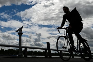 Aggro-Radler schlägt Autofahrer ins Gesicht