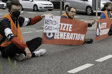 Stuttgart: Klimaaktivist klebt Hand für Protest auf Stuttgarter Straße