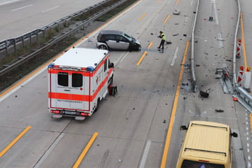 Unfall A6: Crash auf A6: Lkw kracht in Pannen-Auto und schiebt es 100 Meter vor sich her, Fahrer eingeklemmt