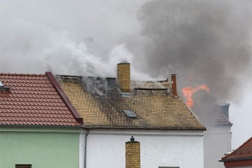 Leipzig: Feuer im Dachstuhl: Straße im Leipziger Osten gesperrt!