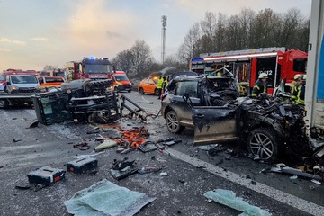 Unfall A61: Horror-Autobahn-Crash: VW-SUV rast unter Lkw, doch es kommt noch schlimmer