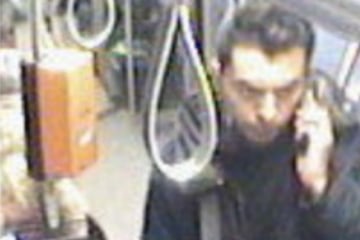Sexuelle Handlungen vor Mädchen in Straßenbahn: Kripo sucht diesen Mann