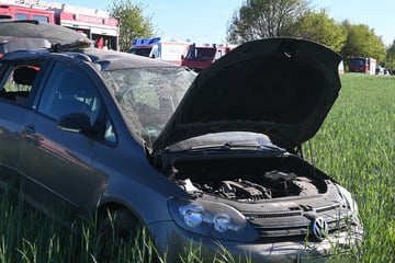 Auto überschlägt sich mehrfach: Fünf Personen bei Unfall teils schwer verletzt