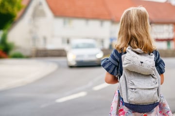 Täter spricht in Dresden mehrere Kinder an und will sie mit sich nehmen: Jetzt sucht die Polizei nach ihm