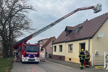 Feuer in Einfamilienhaus: Kind bei Löscharbeiten verletzt