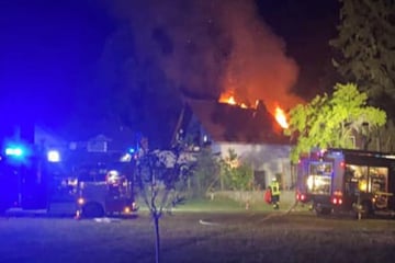 Mega-Schaden! Doppelhaushälfte geht in Flammen auf