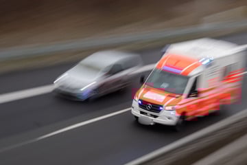 Blutige Auseinandersetzung: Pärchen verletzt sich gegenseitig schwer - Frau in Lebensgefahr