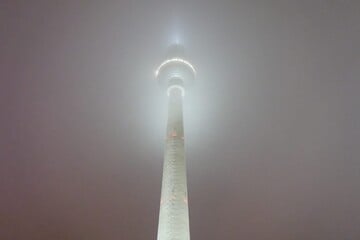 Berlin: Eisplatten fliegen vom Fernsehturm: Sperrungen am Alexanderplatz