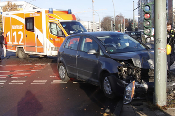 Unfall in Lichtenberg: Rettungswagen im Einsatz kracht in ein fahrendes Auto
