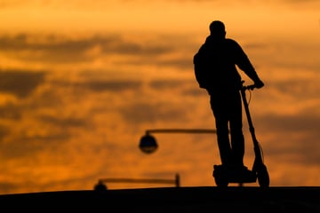Unter Drogen: Mann auf E-Scooter bei Crash mit Mercedes lebensgefährlich verletzt