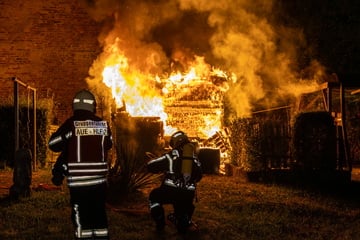Feuerschale nicht richtig gelöscht? Gartenlaube geht in Flammen auf