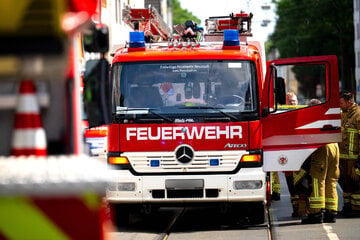 Altpapierhalle steht in Rathenow in Flammen: Brandstifter am Werk?