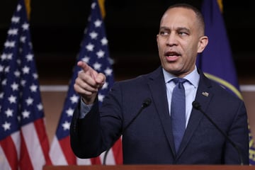 Hakeem Jeffries and House Democrats move to curb Trump's Iran war powers