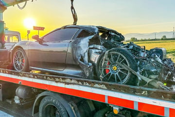 Unfall A5: Ferrari gerät auf A5 plötzlich in Brand: 100.000 Euro Schaden!