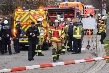 Stuttgart: Gasaustritt in Stuttgarter Krankenhaus: Feuerwehr mit Schutzanzügen im Einsatz