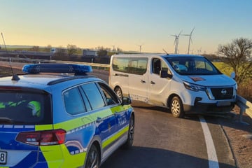 Unfall A14: Kleinbus kracht in Leitplanke: Auffahrt zur A14 gesperrt