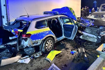 Unfall A4: Verfolgungsfahrt endet in heftigem Crash mit Streifenwagen: A4 voll gesperrt